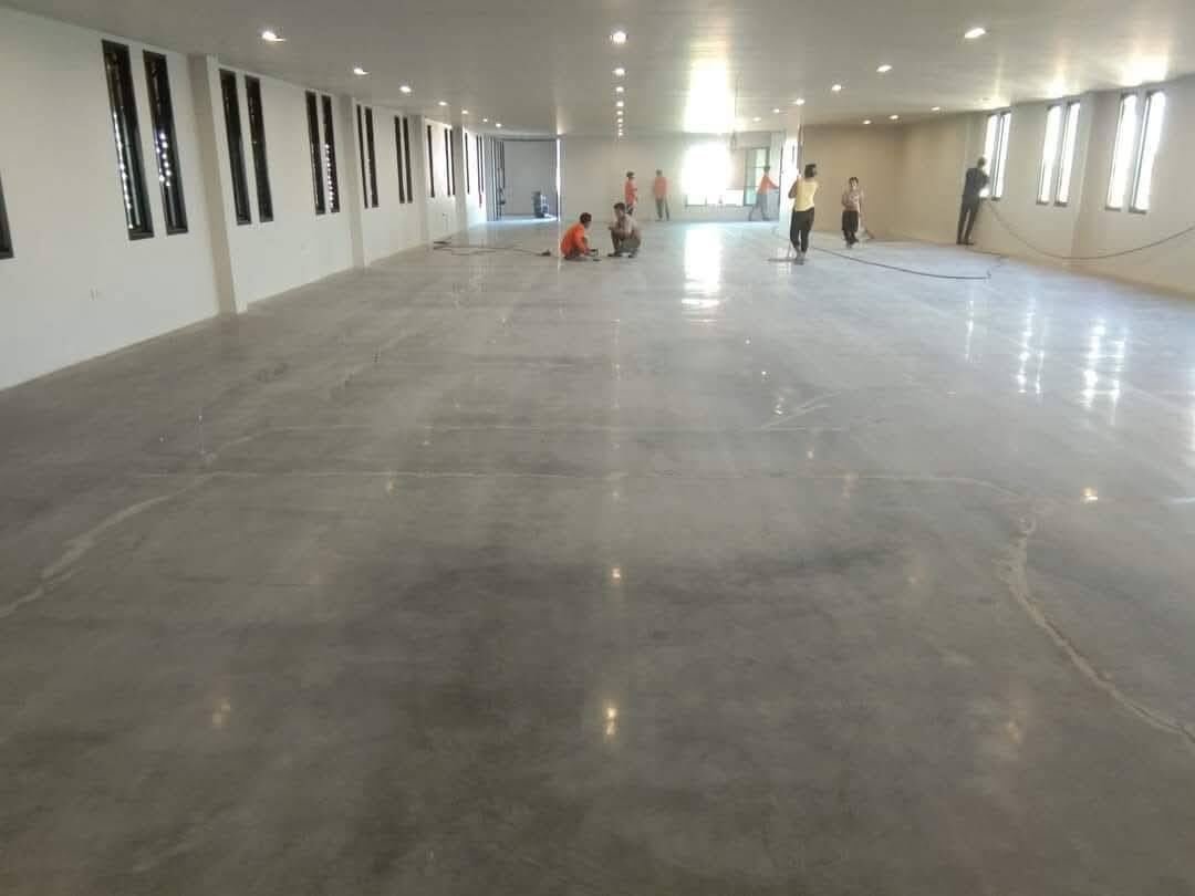 ทีมงานขัดพื้นกระเบื้องอาคาร