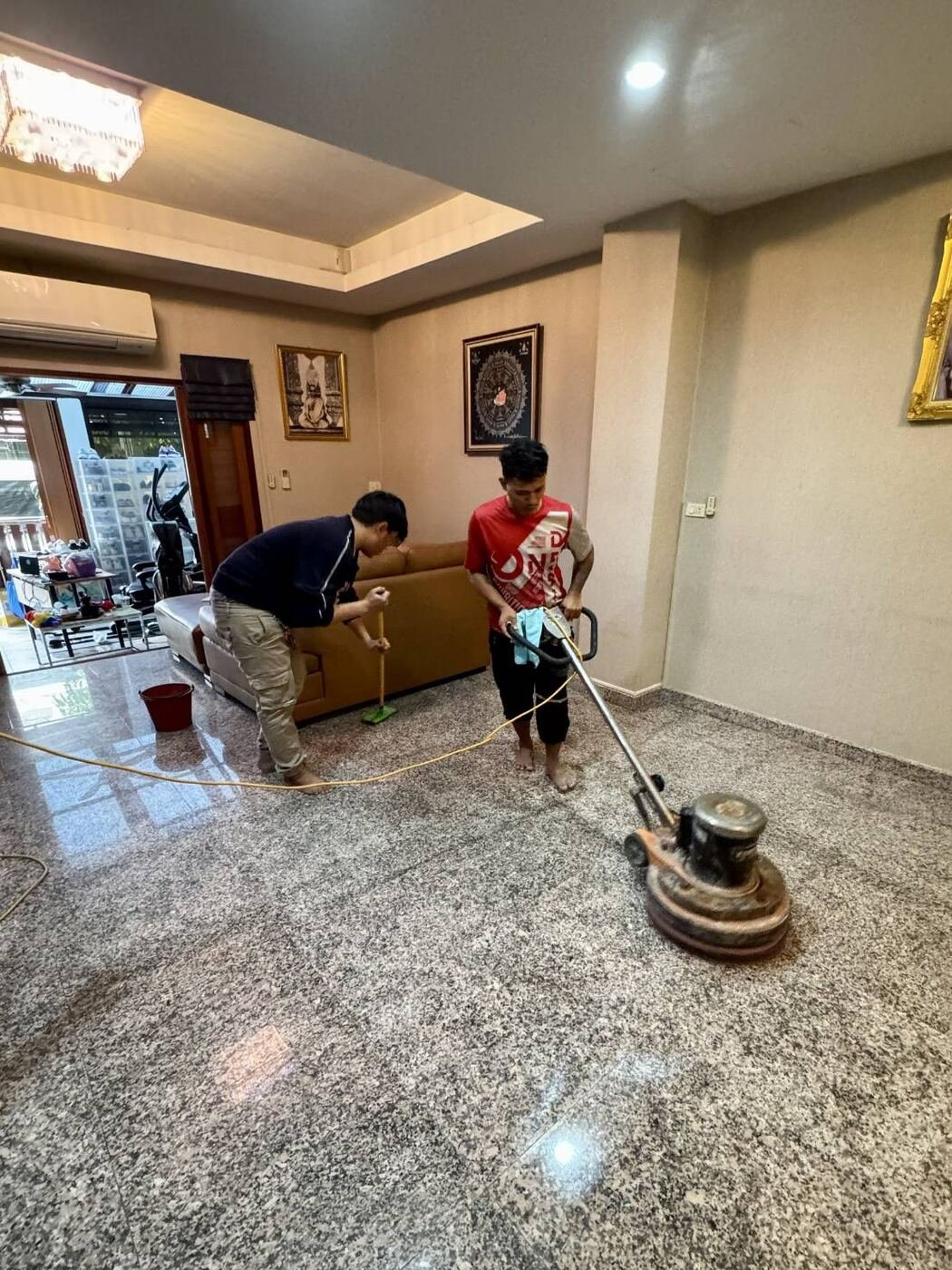 ขัดพื้นห้องรับแขก