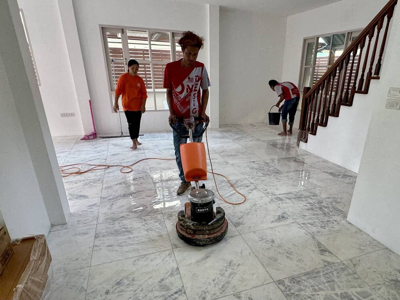 ทีมงานขัดพื้นหินอ่อนบ้าน