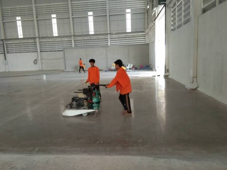 ทีมงานขัดพื้นคอนกรีตโกดัง